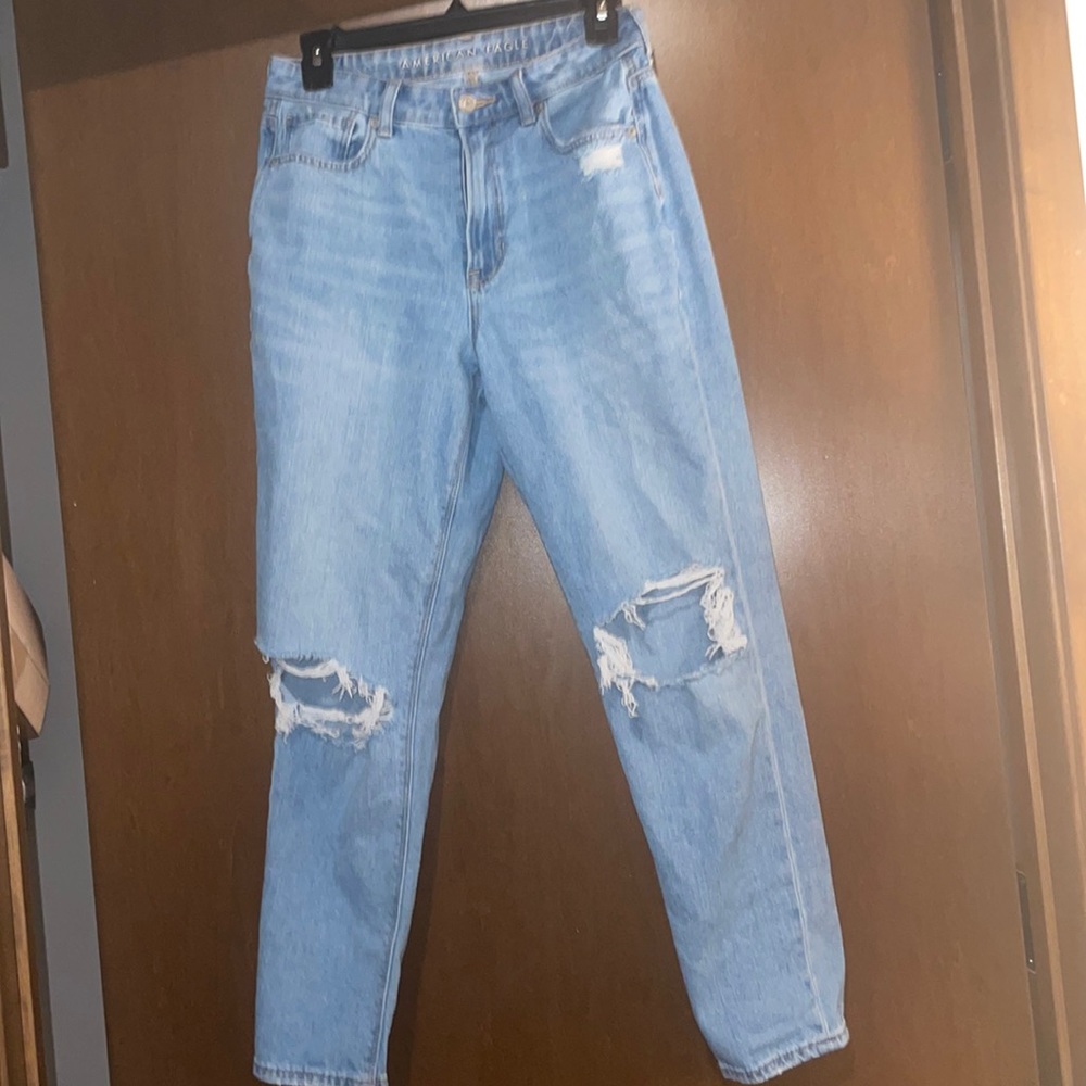 Distressed knee AE jeans